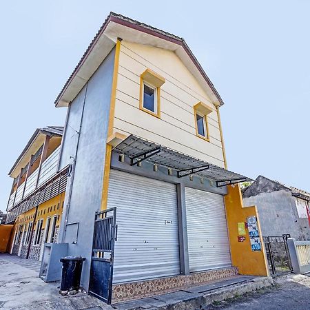 Spot On 91595 Sruni Syariah Hotel Gedangan Екстериор снимка