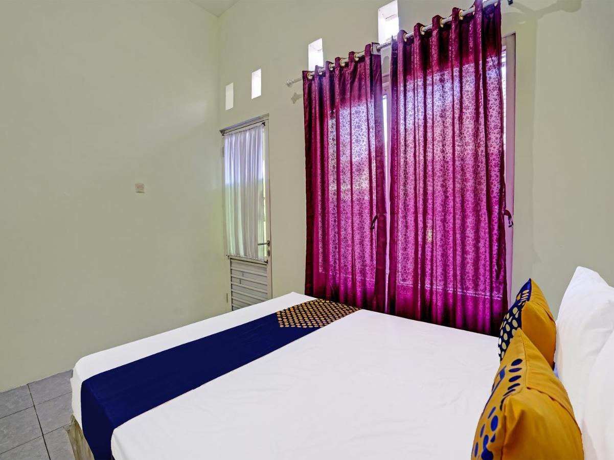 Spot On 91595 Sruni Syariah Hotel Gedangan Екстериор снимка
