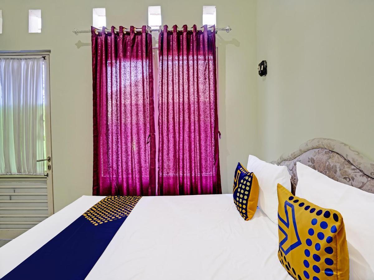Spot On 91595 Sruni Syariah Hotel Gedangan Екстериор снимка