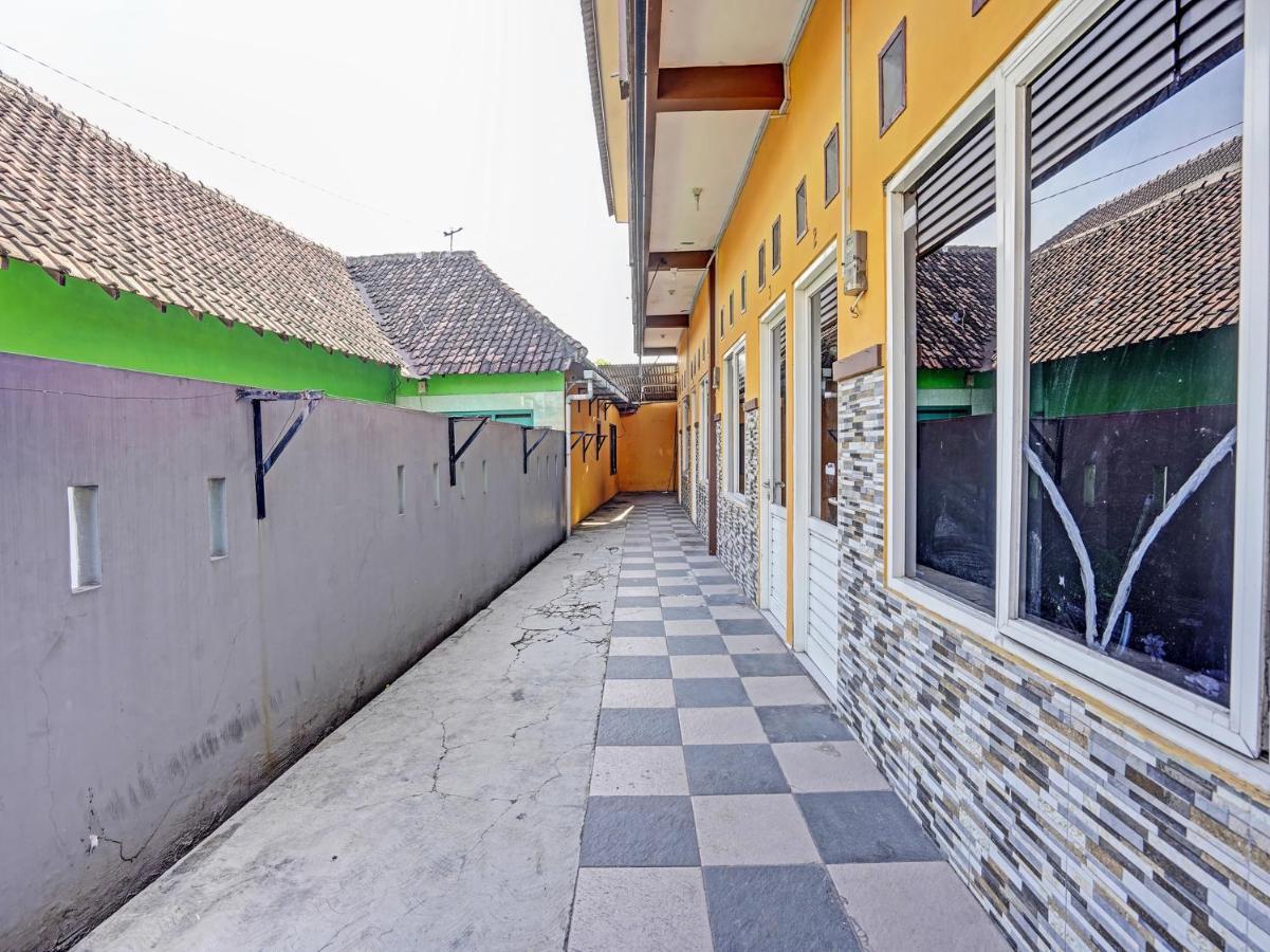 Spot On 91595 Sruni Syariah Hotel Gedangan Екстериор снимка