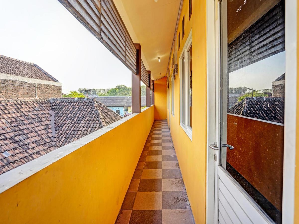 Spot On 91595 Sruni Syariah Hotel Gedangan Екстериор снимка