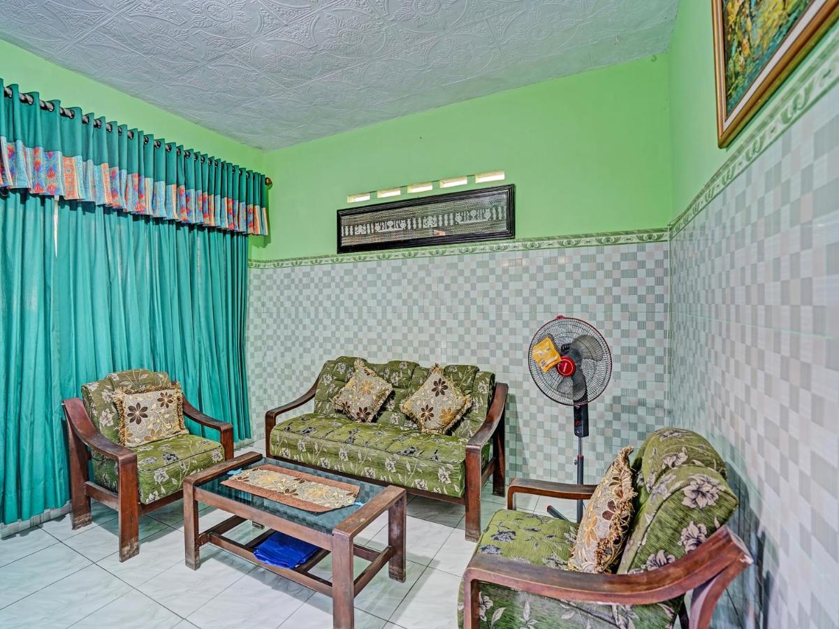 Spot On 91595 Sruni Syariah Hotel Gedangan Екстериор снимка