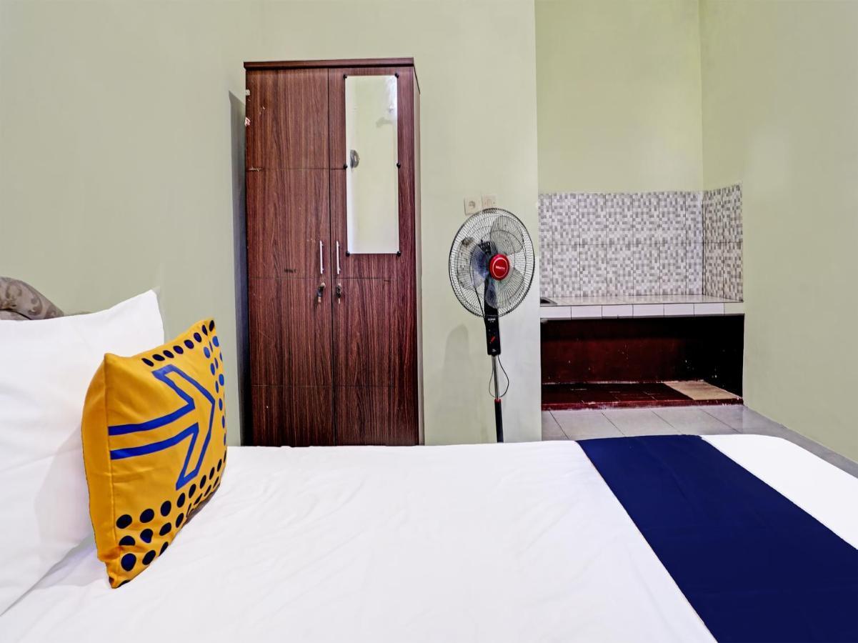 Spot On 91595 Sruni Syariah Hotel Gedangan Екстериор снимка