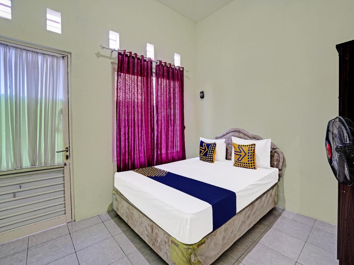 Spot On 91595 Sruni Syariah Hotel Gedangan Екстериор снимка
