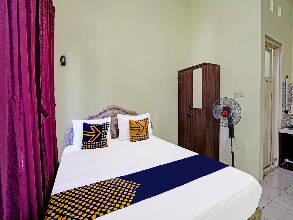 Spot On 91595 Sruni Syariah Hotel Gedangan Екстериор снимка