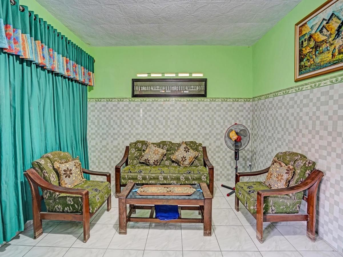 Spot On 91595 Sruni Syariah Hotel Gedangan Екстериор снимка