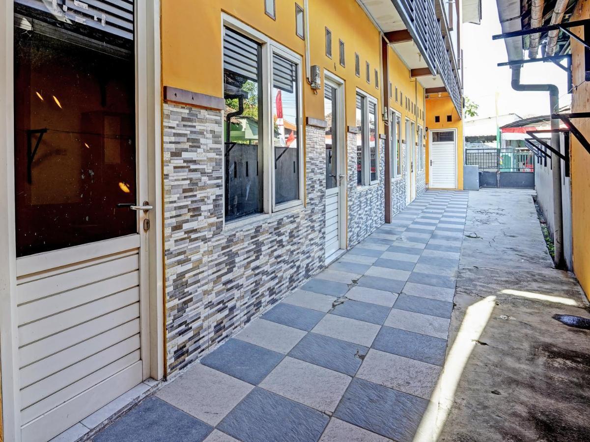 Spot On 91595 Sruni Syariah Hotel Gedangan Екстериор снимка