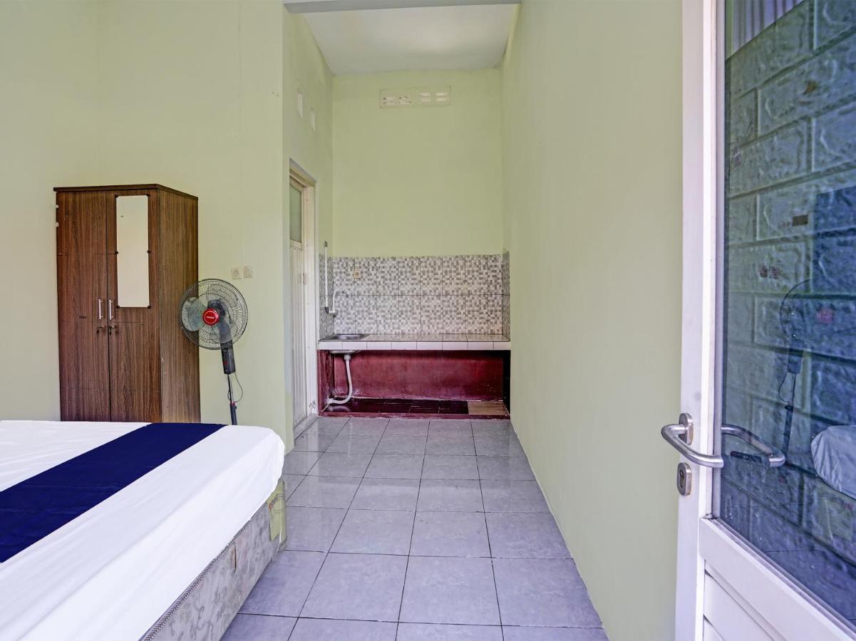 Spot On 91595 Sruni Syariah Hotel Gedangan Екстериор снимка